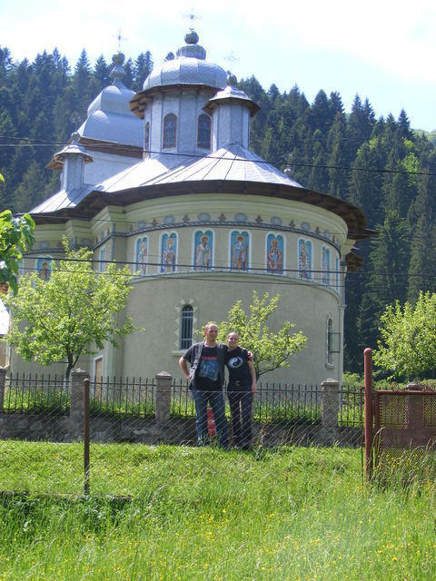 Curte tanti Bela - Vedere la Biserica Tarcau