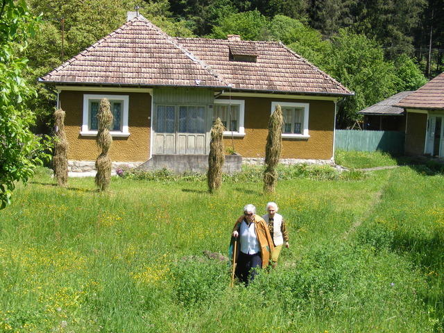 Bunica si Matusa Bela