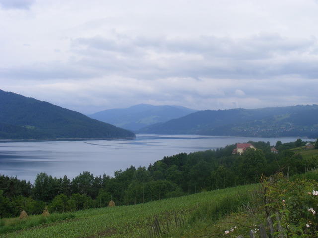 Lac izvorul Muntelui - vedere de pe langa Hangu