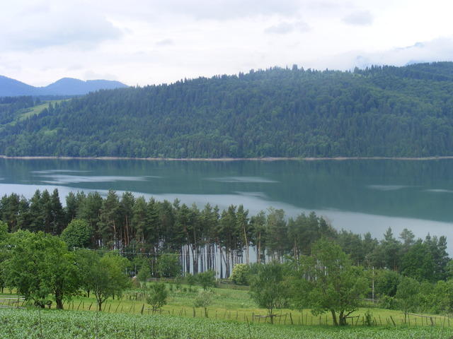 Lac izvorul Muntelui - vedere de pe langa Hangu