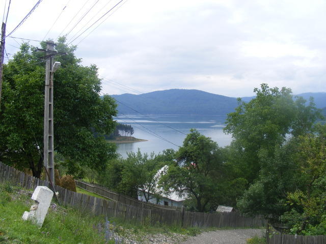 Lac izvorul Muntelui - vedere de pe langa Hangu