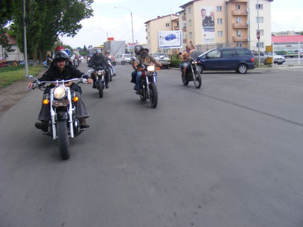 Parada motoare prin oras