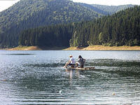 emi-si-petrica-cu-pluta-pe-lac