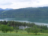 Lac izvorul Muntelui - vedere de pe langa Hangu